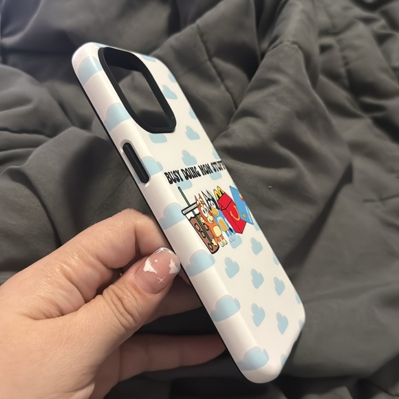 Like new iPhone 15 pro max Bluey Busy Doing Mom Things case - Picture 4 of 4